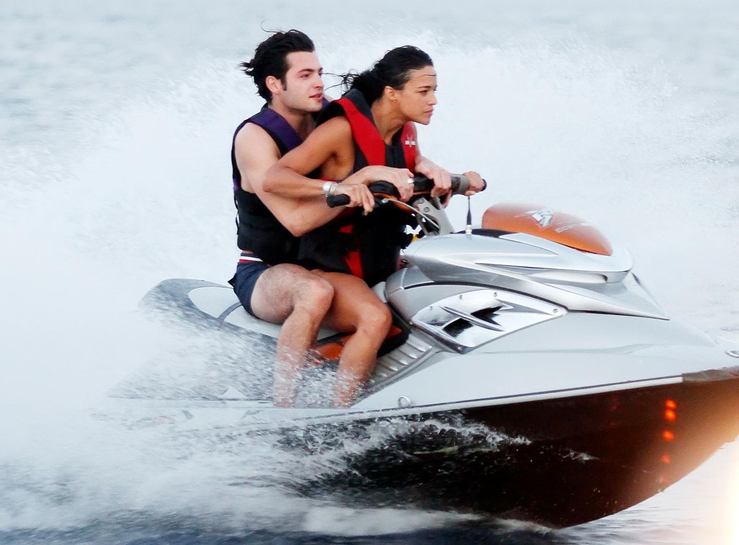 Michelle Rodriguez und ein Kumpel geben Vollgas im Urlaub auf Ibiza.