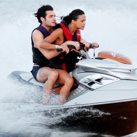Michelle Rodriguez und ein Kumpel geben Vollgas im Urlaub auf Ibiza.