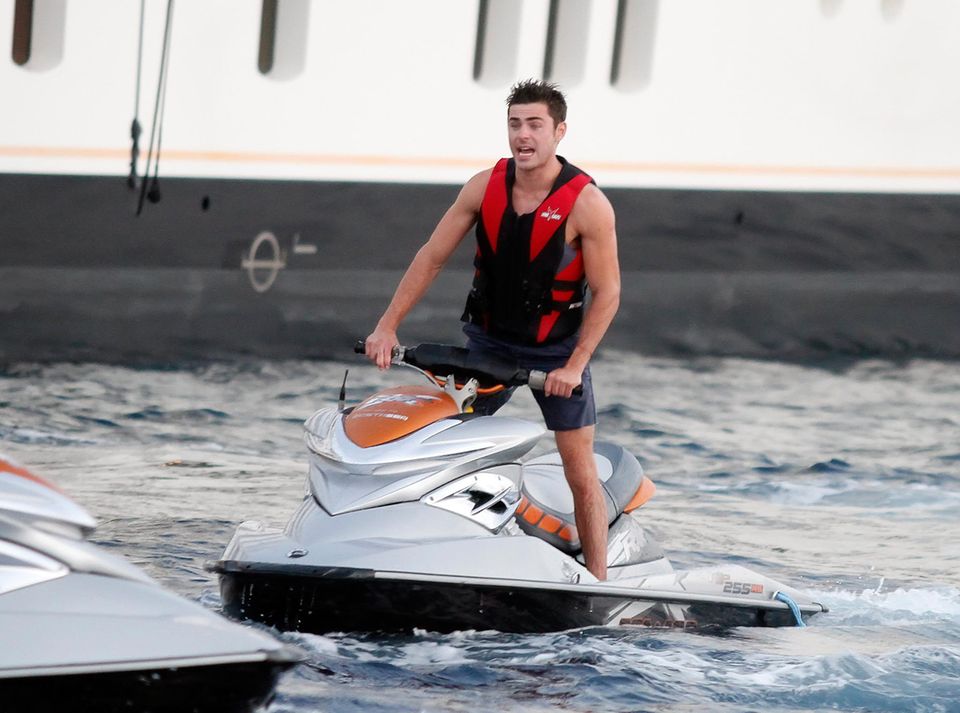 Auch Zac Efron hat sichtlich Spaß auf seinem Jetski. Gemeinsam mit Freunden und Michelle Rodriguez macht er Urlaub auf einer Yacht vor Ibiza.
