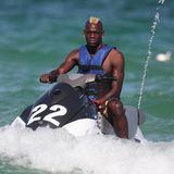 Italiens Stürmerstar Mario Balotelli zieht es mit dem Jetski in Miami Beach aufs Wasser.