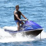 Sylvester Stallone hat mit seiner Familie eine Yacht an der Côte d'Azur gemietet und braust mit dem Jetski durch die Wellen.