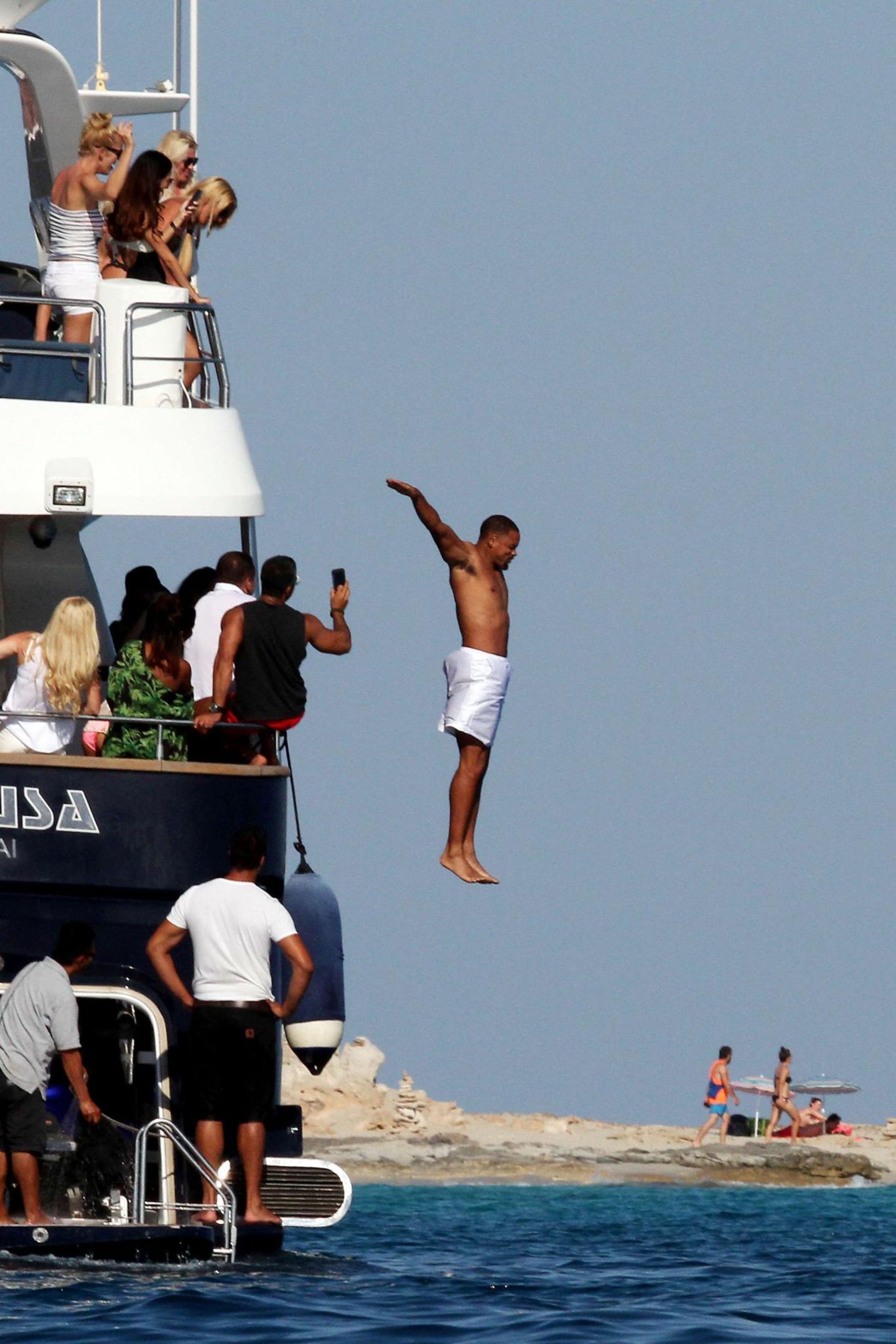 Will Smith springt aus schwindelerregender Höhe unter den Augen seiner Urlaubsbegleiter bei Formentera ins Mittelmeer.
