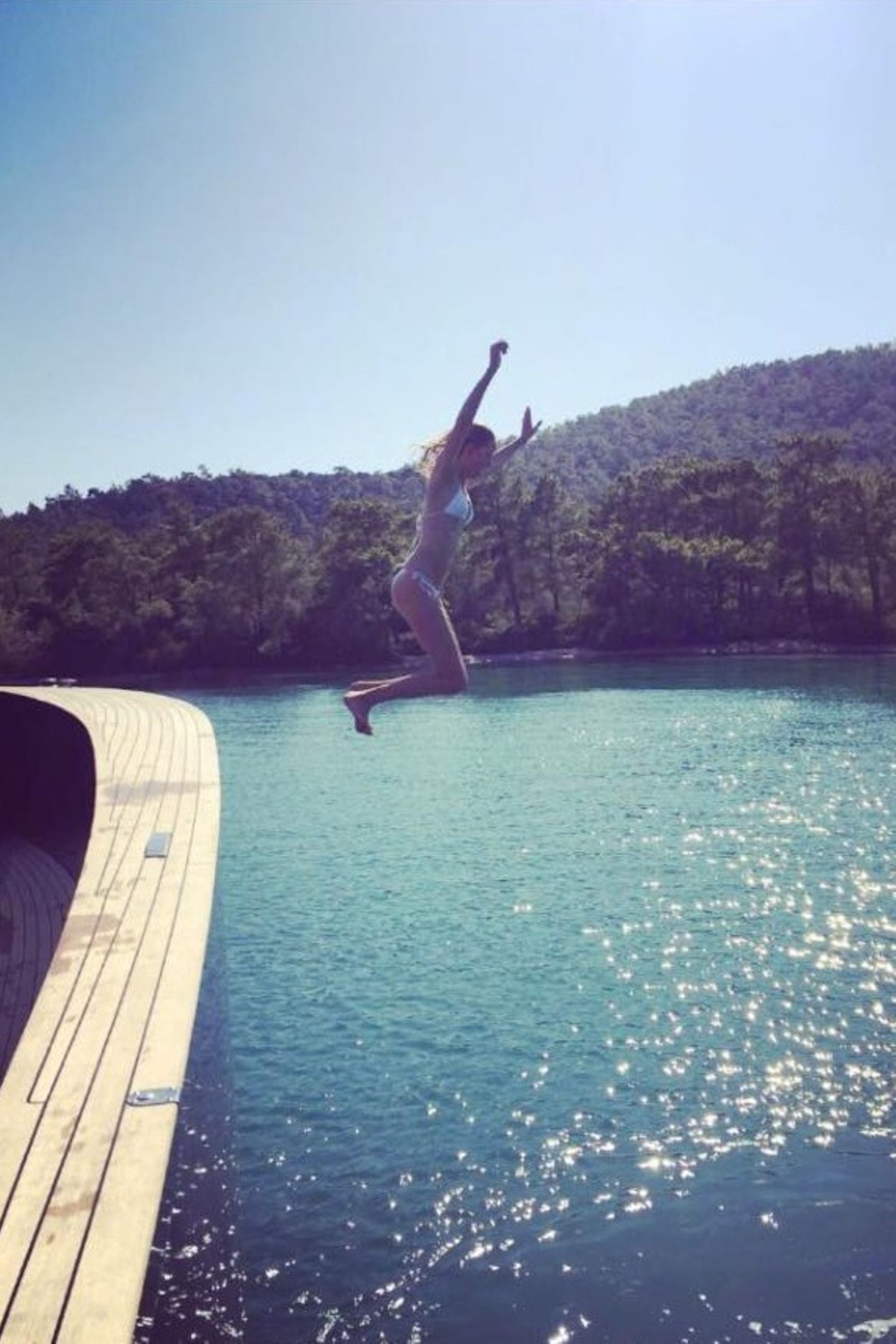 Karolina Kurkova springt ins blaue, kühle Nass. Wie das Model das nennt? "Jump of Joy!"