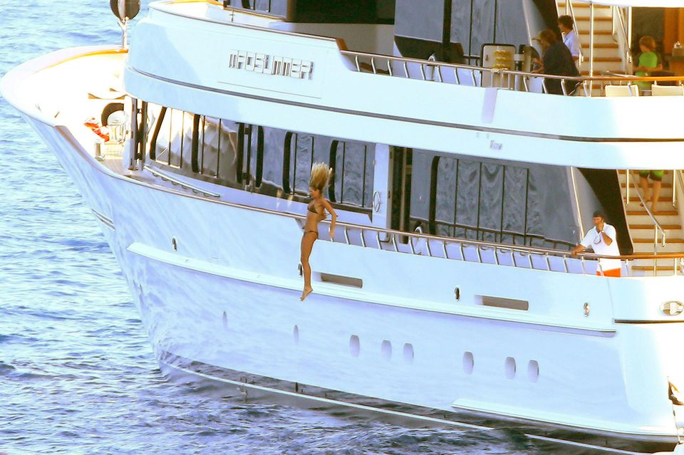 Elle Macpherson stehen die Haare zu Berge bei ihrem Sprung von der Jacht ins kühle Mittelmeer. Sie und ihr Mann Jeffrey Soffer genießen ihren Urlaub vor Monaco. Elle Macpherson stehen die Haare zu Berge bei ihrem Sprung von der Jacht ins kühle Mittelmeer. Sie und ihr Mann Jeffrey Soffer genießen ihren Urlaub vor Monaco.