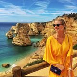 Was für eine traumhafte Kulisse! Model Lena Gercke gönnt sich eine Auszeit und entspannt derzeit in Portugal. Nicht nur die tolle Landschaft auch Lenas sonnengelbes Dress machen Lust auf Urlaub.