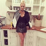 Stylische Kombi: Lena Gercke trägt einen schwarzen "Button Down Skirt", dazu kombiniert sie ein schwarzes Spitzentop und eine schwarz-weiße Jacke.