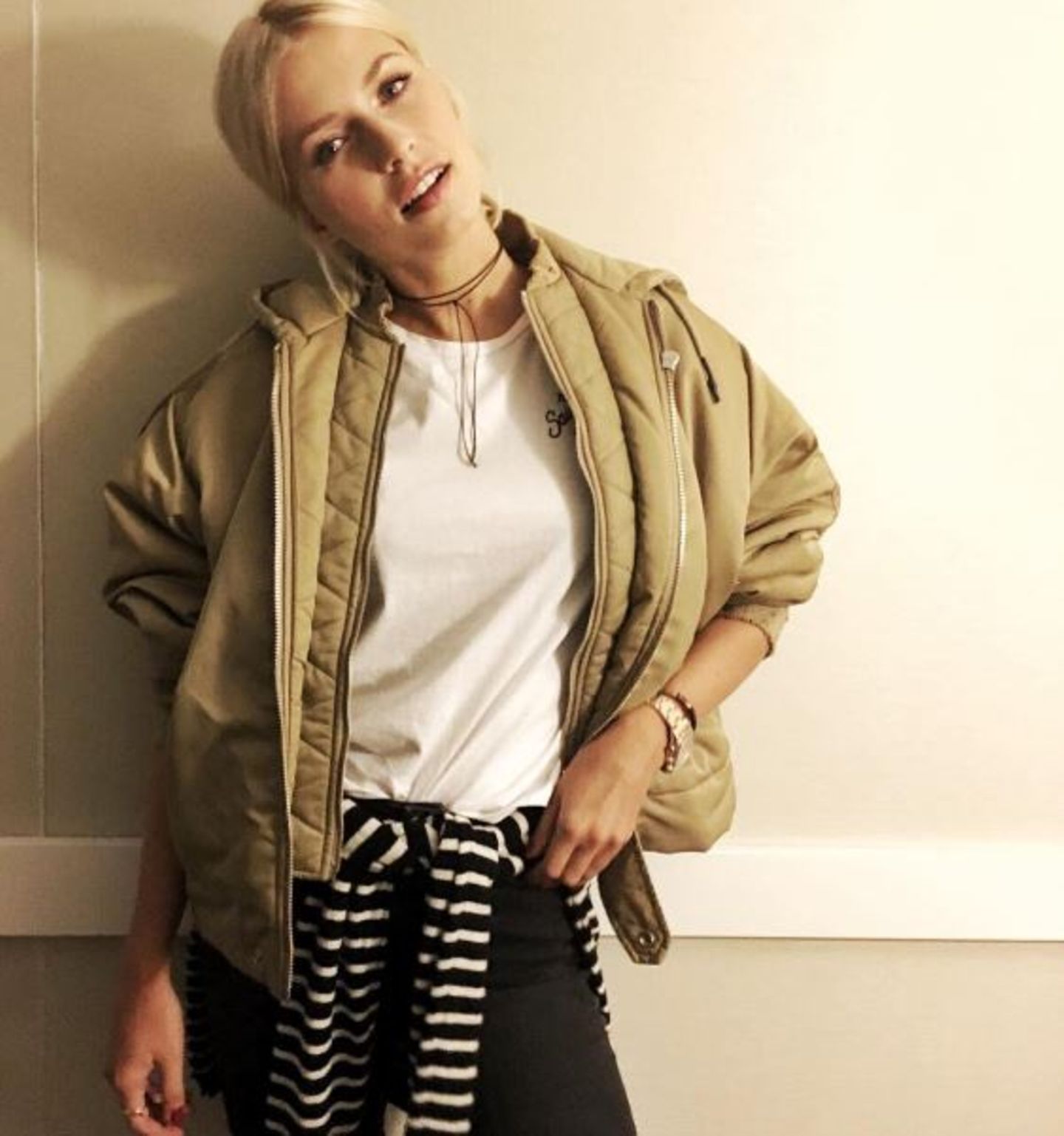 Auf Instagram postet das schöne Supermodel aktuell immmer wieder einen Schnappschuss von sich in dieser stylischen Blouson-Jacke. Wir wissen, wo man Lenas herbstliches Lieblingsteil shoppen kann und wie viel es kostet...