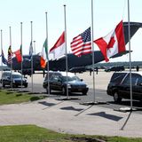 Vom Militärflughafen in Eindhoven startet der Konvoi mit den Särgen der Opfer in Richtung Militärbasis in Hilversum. Alle Flaggen wehen auf Halbmast.
