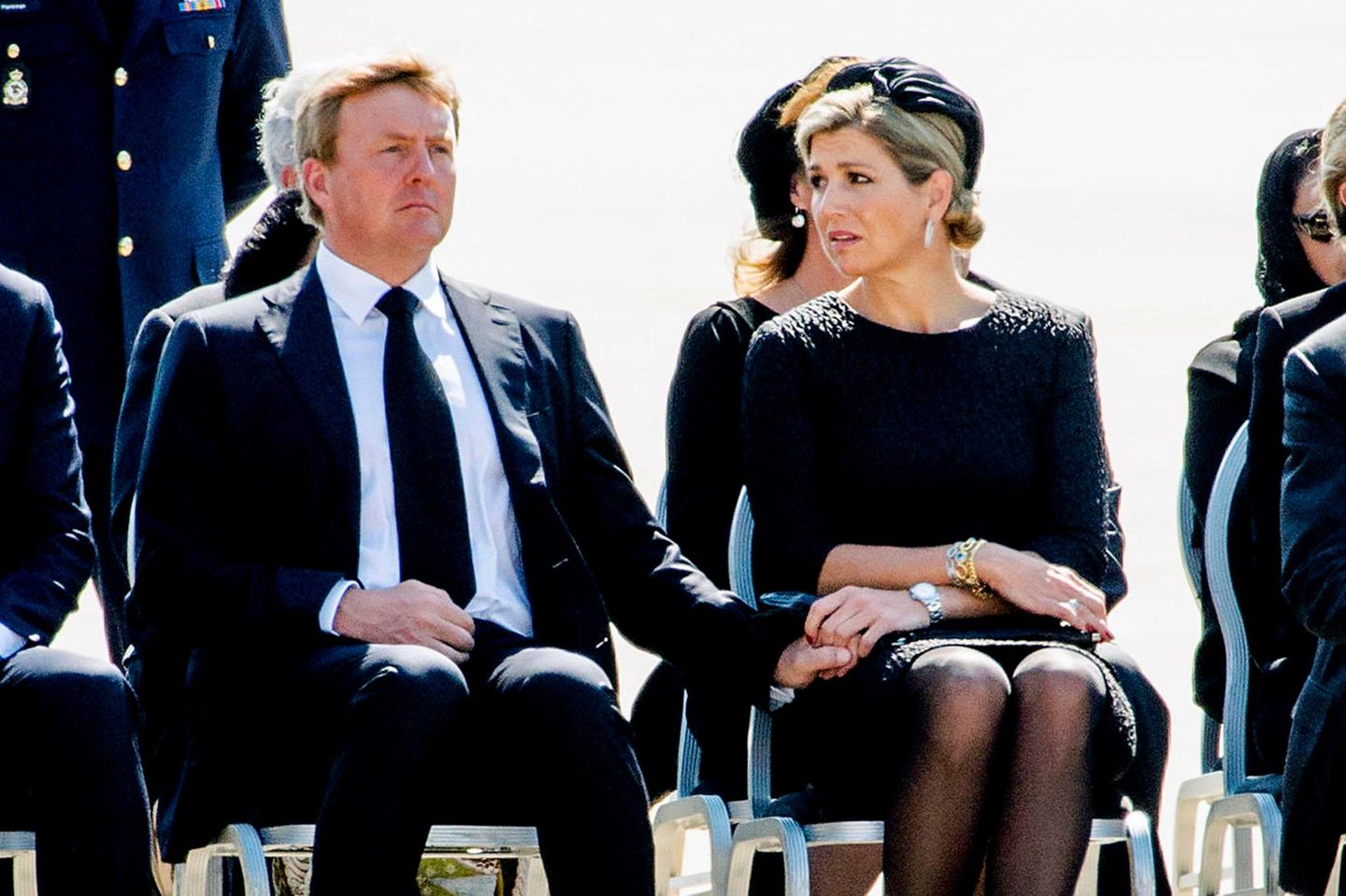 König Willem-Alexander und Königin Máxima empfangen die Toten in Eindhoven. Sie versuchen, sich gegenseitig Kraft zu geben.