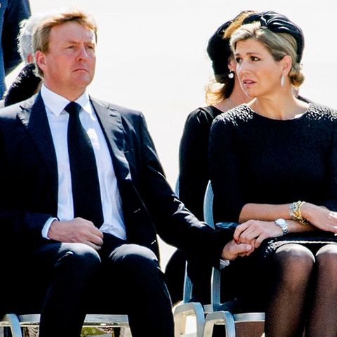 König Willem-Alexander und Königin Máxima empfangen die Toten in Eindhoven. Sie versuchen, sich gegenseitig Kraft zu geben.