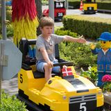 Einmal durch die Waschanlage: Prinz Christian fährt mit seinem Lego-Auto durch den Parcours.
