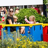 Mit ihren Zwillingen, Vincent und Josephine, fährt Prinzessin Mary eine Runde durch den Vergnügungspark.