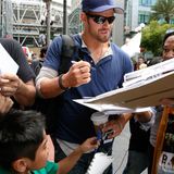Auf dem Weg zur "Comic-Con" gibt Kellan Lutz wartenden Fans Autogramme.