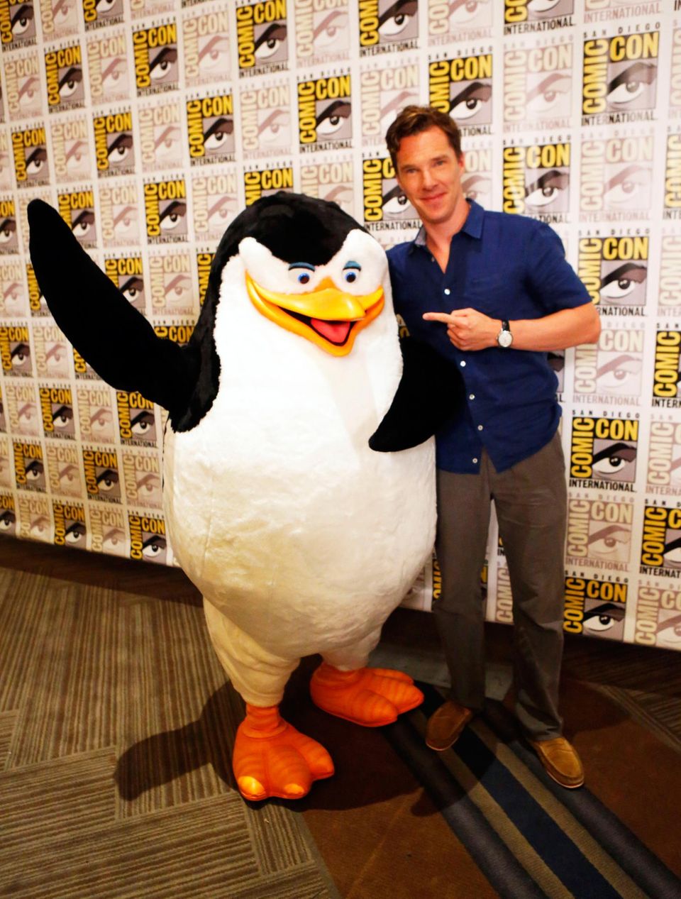 Benedict Cumberbatch posiert mit einer Figur aus dem Film "Penguins of Madagascar". Benedict Cumberbatch posiert mit einer Figur aus dem Film "Penguins of Madagascar".