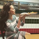 Fashion-Looks: Im gestreiften Strickkleid lässt sich Grace eine Pizza schmecken.