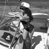Grace Crusoe oder Robinson Carpaccio sollen wir Mandy Capristo nennen? In dem heißen Bikini mit Gitter-Optik nenne wir sie lieber Captain Sexy!