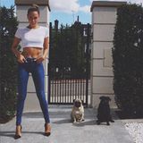 Sportlich, sommerlich und sexy zeigt sich Mandy Capristo mit superenger Slim-Jeans und weißem Crop Top.
