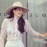 Fashion-Looks: Den zarten Look aus Spitze bricht Grace mit einem hellen, großen Hut.