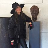 Mit Kussmund präsentiert Mandy Capristo ihren Look für einen DSDS-Dreh in Österreich. Mit Bomberjacke, Leder-Handschuhen und stylischem Hut ist der nämlich ganz besonders cool.