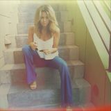 18. Juli 2014: Im Tonstudio in Los Angeles lässt die 24-Jährige es locker angehen und trägt eine ausgestellte Jeans und ein luftiges, weißes Top.