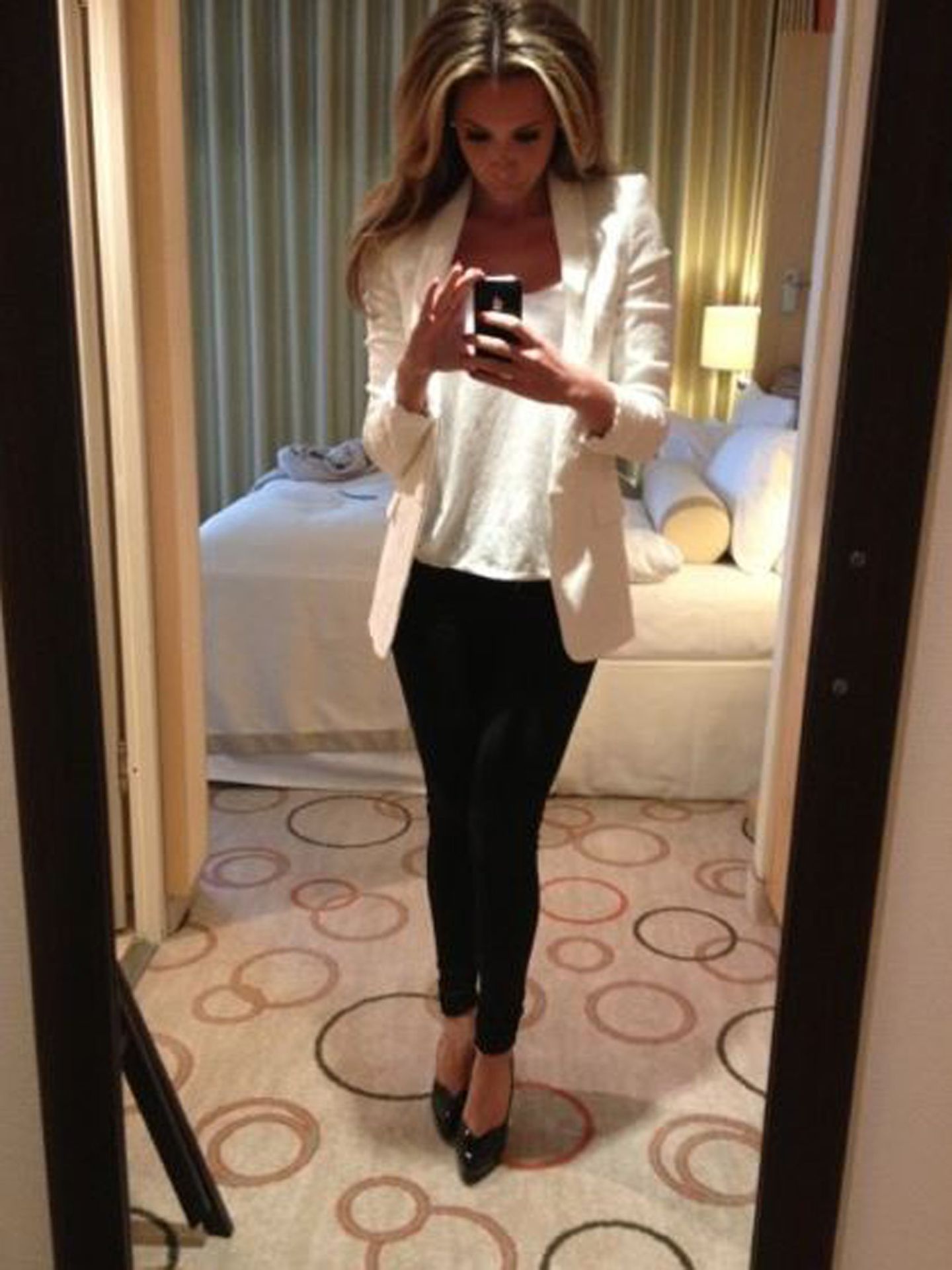 24. Januar 2013: Im seriösen Business-Look überzeugt die schöne Sängerin mit schwarzer Hose, weißem Shirt und einem weißen Blazer zu Lack-High-Heels.