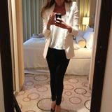 24. Januar 2013: Im seriösen Business-Look überzeugt die schöne Sängerin mit schwarzer Hose, weißem Shirt und einem weißen Blazer zu Lack-High-Heels.