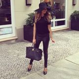 19. April 2014: Auf Instagram klärt sie das Rätsel auf, wo sie ihre Kleidung kauft. Ihr Look: Zur teuren Hermès-Tasche mixt Mandy Kleidung von Modeketten wie COS, H&M und andotherstories. Nicht nur während der "Let's Dance" Show munkelte man oft, auch aktuell wird wieder heiß diskutiert, ob die 24-Jährige J.Lo's Look klaut. Wir finden: Ein tolles Outfit, Mandy!