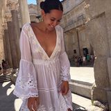 Mandy Capristo hat sich ins schöne Kroatien verliebt, und wir uns in ihr romantisches und doch sehr aufreizendes, weißes Sommerkleid.