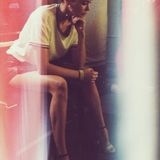 Ein Hauch von Fußball: Mit kurzer Leder-Shorts und weißem Shirt zeigt Mandy Capristo bei einer Studio-Session eine weiblich-edle Interpretation eines Trikots.