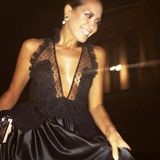 Es geht noch tiefer: Mandy Capristo in einem tief ausgeschnittenen Abendkleid mit durchsichtigem Oberteil.