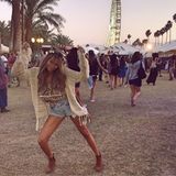 14. April 2014: Love is in the air: Auf dem US-Musik Festival "Coachella" in Indio erscheint Mandy im perfekten Hippie-Look.
