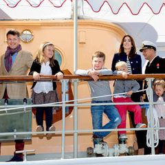 Prinz Frederik und Prinzessin Mary brechen mit ihren Kindern zu einer Rundreise nach Grönland auf. Es geht an Bord der königlichen Jacht Dannebrog.
