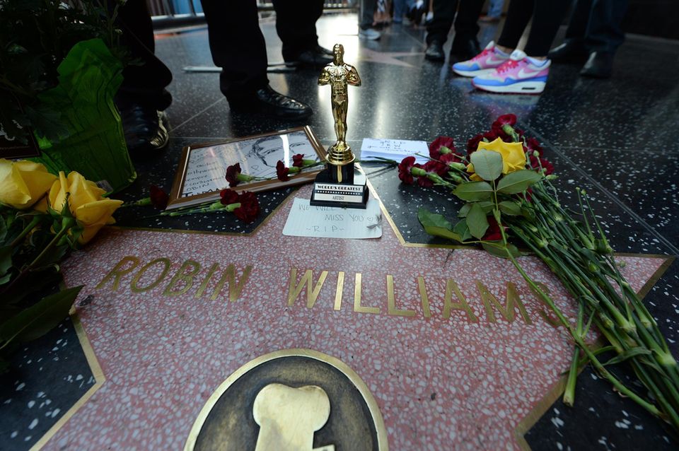 11. August 2014: Fans trauern auf dem Walk Of Fame in Hollywood um den Schauspieler. Robin Williams wurde am Mittag tot in seinem Haus bei San Francisco aufgefunden. Die Polizei geht von Suizid aus. Ein Sprecher bestätigt, dass der 63-Jährige seit geraumer Zeit unter Depressionen gelitten hatte.