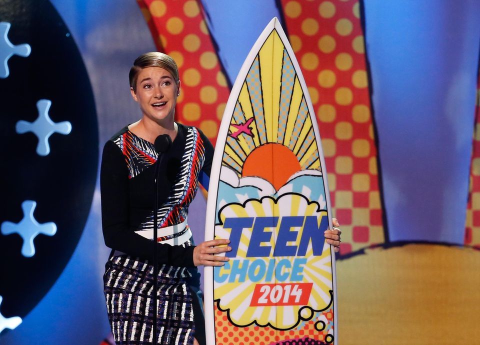 Shailene Woodley und ihr Co-Star Ansel Elgort gewinnen unter anderem den Preis für den besten Kuss in "Das Schicksal ist ein mieser Verräter". Ihre Rolle in "Die Bestimmung - Divergent" bringt ihr außerdem das Surfbrett als beste Schauspielerin in einem Actionfilm. Shailene Woodley und ihr Co-Star Ansel Elgort gewinnen unter anderem den Preis für den besten Kuss in "Das Schicksal ist ein mieser Verräter". Ihre Rolle in "Die Bestimmung - Divergent" bringt ihr außerdem das Surfbrett als beste Schauspielerin in einem Actionfilm.