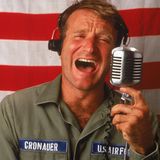 1987: "Good Morning, Vietnam" ist ein Spielfilm über den US-amerikanischen Radiomoderator Adrian Cronauer (Robin Williams) in Saigon während des Vietnamkriegs.