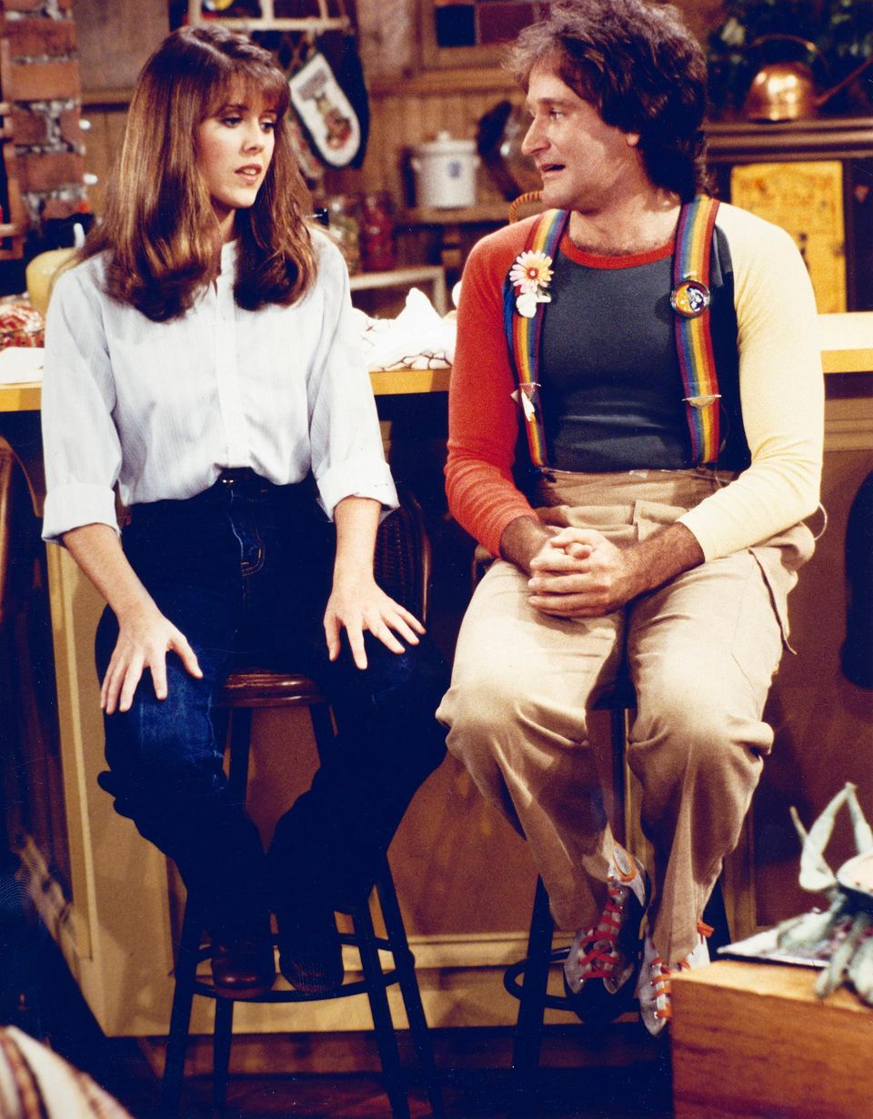 1978: Mit der Fernsehserie "Mork vom Ork" feiert der 27-jährige Robin Williams seinen Durchbruch im Fernsehen. Vorher war er bereits als Stand-up-Comedian beliebt. Schon damals hatte der Komiker mit Alkoholproblemen zu kämpfen. 1978: Mit der Fernsehserie "Mork vom Ork" feiert der 27-jährige Robin Williams seinen Durchbruch im Fernsehen. Vorher war er bereits als Stand-up-Comedian beliebt. Schon damals hatte der Komiker mit Alkoholproblemen zu kämpfen.