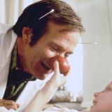 1998: Rührend kümmert sich "Patch Adams" um seine kleinen Patienten.