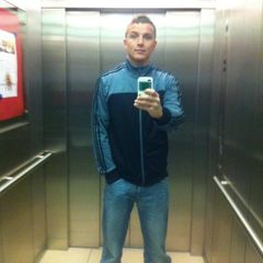 "Wer wird Millionär" war Aaron Troschkes Karriere-Sprungbrett. In ganzen drei Sendungen quasselte der 24-Jährige Günther Jauch einen Blumenkohl an die Ohren und scheiterte am Ende an der 500.000 Euro Frage. Nach der Sendung wurde Troschke zum Publikumsliebling, dere nur auf seine große Chance zu warten scheint. Sympathisch, jung und frech - Aaron Troschke hat alles, was Zuschauer gerne sehen. Ein heißer Anwärter für den Sieg.