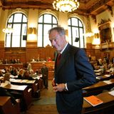 Hamburgs Skandal-Innensenator Ronald Barnabas Schill wird im "Promi Big Brother"-Haus nach dem Rechten schauen. Seinen Einzug hat der 55-Jährige laut "Bild" an die Bedingung geknüpft, dass auch "Teppichluder" Janina Youssefian mit einzieht. Was Ronald Schill zu seinem Einzug bei "Promi Big Brother" bewegt hat - außer Youssefian - ist bislang noch ein Rätsel. Als Sympath ist der 55-Jährige bislang noch nicht groß in Erscheinung getreten. Seine Siegchancen sind gleich Null.