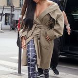 Kim Kardashian hat ihr Top offensichtlich im Hotel vergessen und lässt mit diesem Outfit tief blicken.