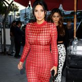 Kim Kardashian verlässt in einem transparenten Balmain-Kleid ein Retsaurant in Beverly Hills. Zu dem grafischen Outfit trägt sie nudefarbenen Sandaletten.