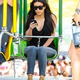 Wahre Fashionistas tragen ihre High Heels überall. So auch Reality-Star Kim Kardashian, wie hier auf einem Ketten-Karussel im lässigen, coolen Look.