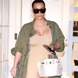 Ihre Kurven versteckt sie nicht: In einem fleischfarbenen Body, der höchstwahrscheinlich von ihrem Ehemann Kanye West designt wurde, kommt Kim Kardashian gerade vom Arzt. Den skurrilen Look vollenden die durchsichtigen Plastik-High-Heels.