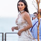 Alles andere als unschuldig: Kim Kardashian in einem weißen Spitzen-Kleid