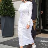 Für den femininen, eleganten Stil liebt Kim Kardashian das Label Balmain und entscheidet sich passend zur Balmain Show auf der Pariser Fashion Week für ein langes Musterkleid sowie Schnür-Stilettos des Hauses.