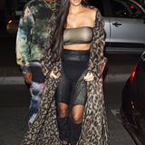 Sexy oder schlimm? Kim Kardashians löchrige Lederhose und Bandeau-Top zum Fake-Pelzmantel sind schon eine eigenwillige Kombination.