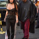 Oben sexy, unten sportlich: Schwarze Spitzen-Dessouis komnbiniert Kim Kardashian einfach mit weiter Jogginghose.