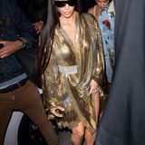 Bei der After-Show-Party von Balmain selbst glitzert Kim lasziv in diesem sexy Gold-Outfit.