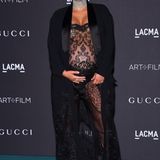 Angezogen, aber trotzdem halb nackt erschien Kim Kardashian in einem Outfit von Givenchy.