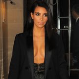 Bei der Fashionweek in Paris zieht Kim Kardashian mit einem gewagten Outfit alle Blicke auf sich, als sie sich ohne Top zeigt. In Sakko und Rock von Lanvin betont sie wieder einmal ihre weiblichen Kurven. Dieses Mal ist es untypischerweise jedoch nicht ihr Hintern.
